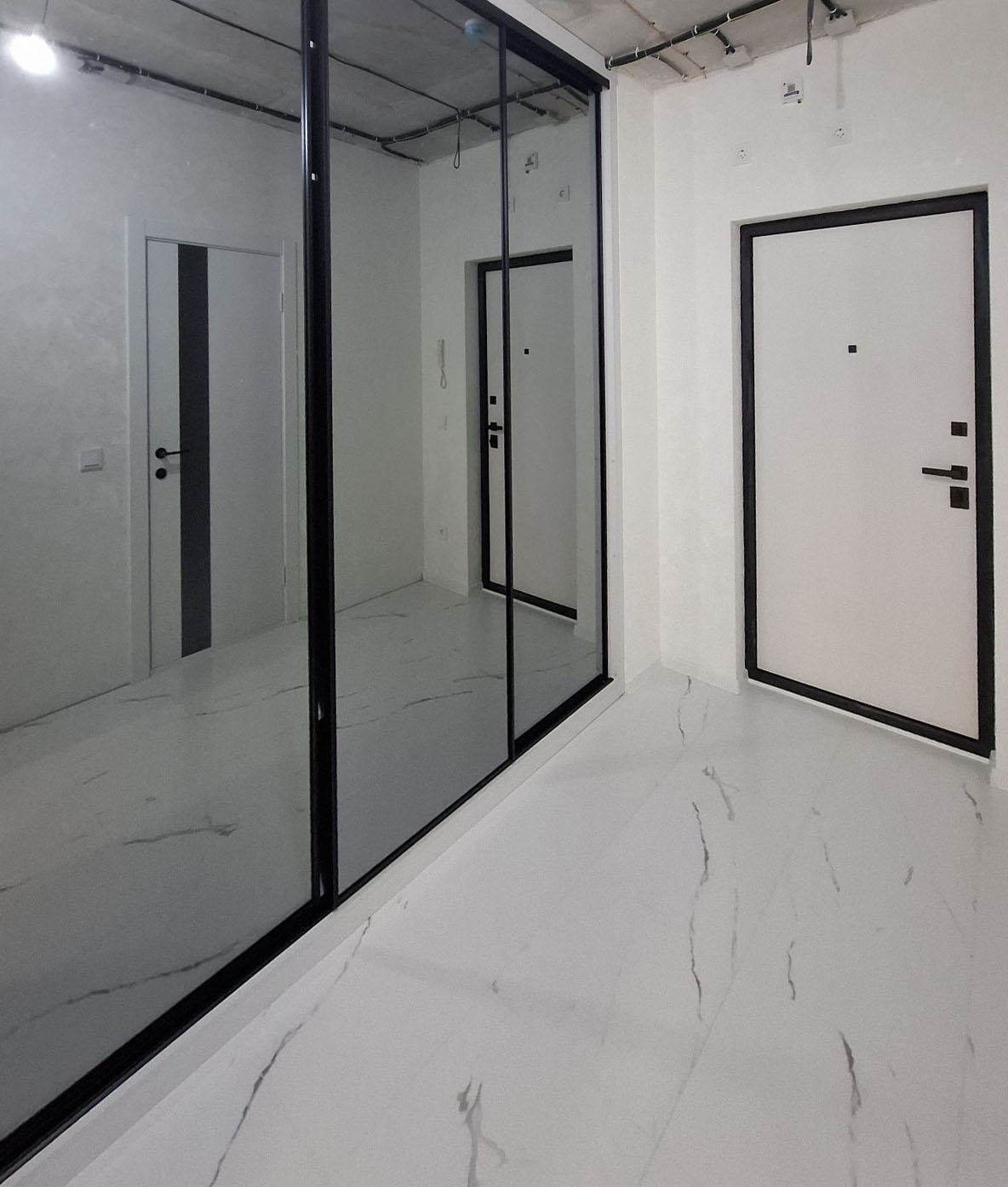 зеркальный шкаф-купе в прихожей