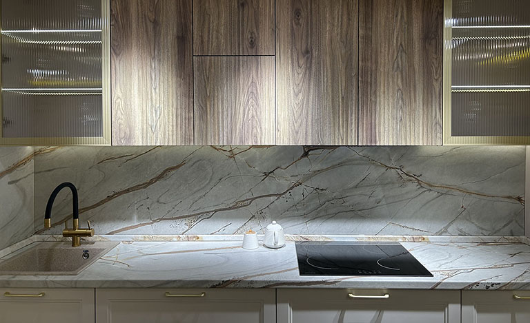 Кухня с фрезеровками  и стеклянными шкафами