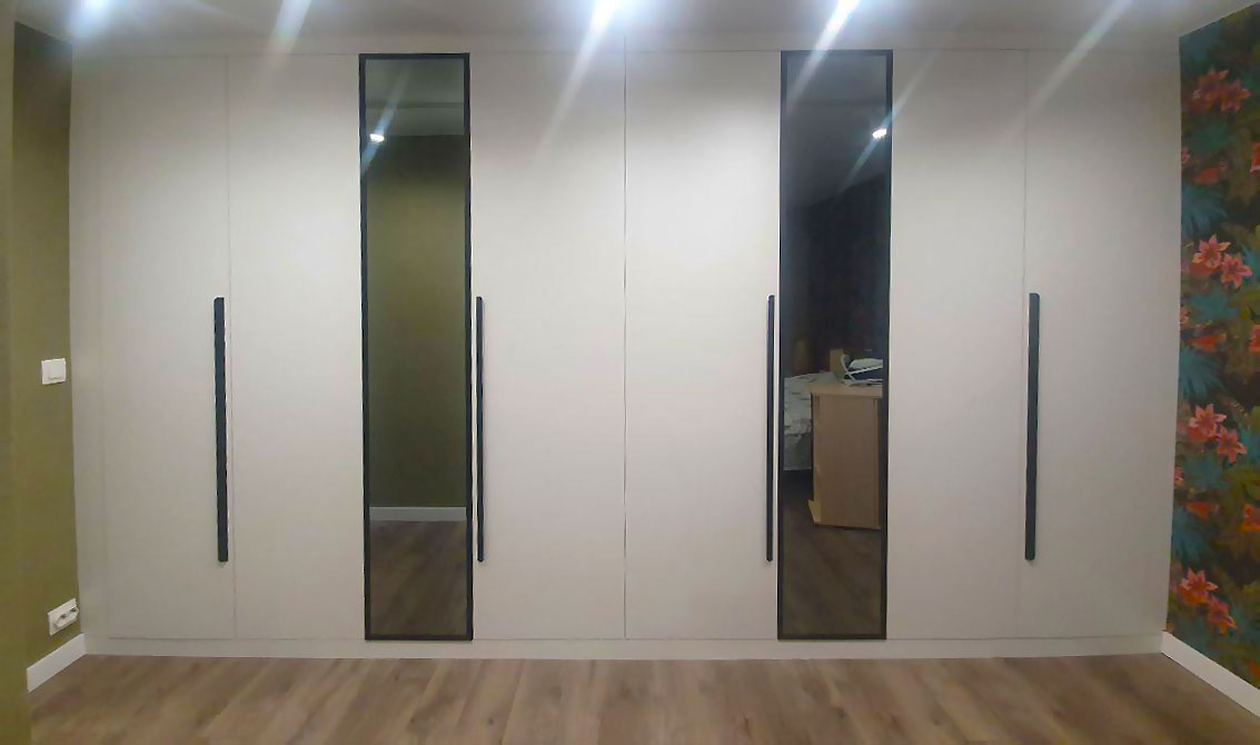 белый шкаф в гостиной