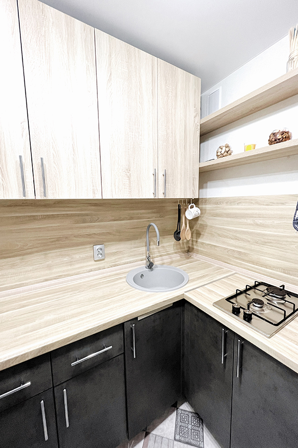 Угловая кухня с деревянными фасадами