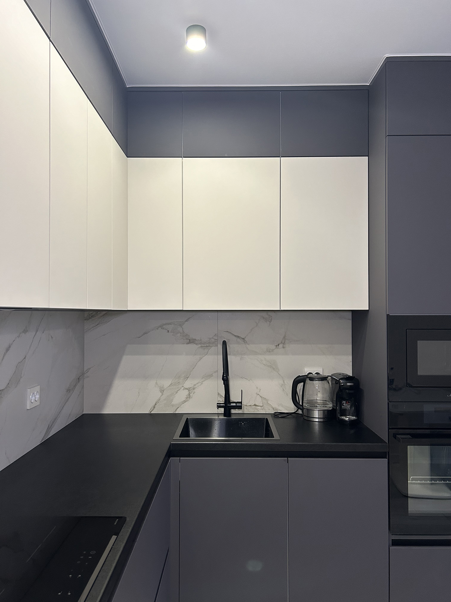 Темная матовая кухня