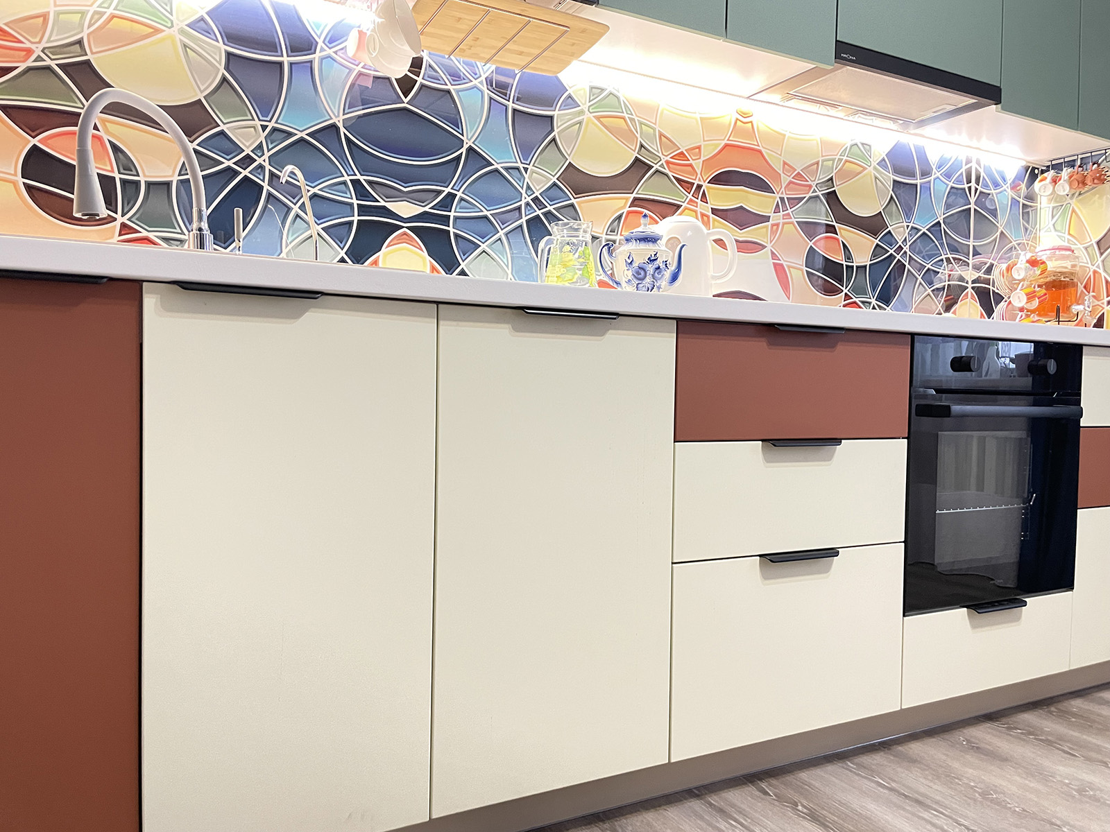 Прямая кухня с ярким фартуком