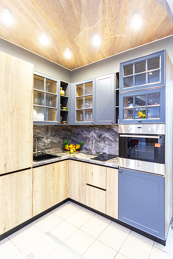 Угловая кухня с подсветкой