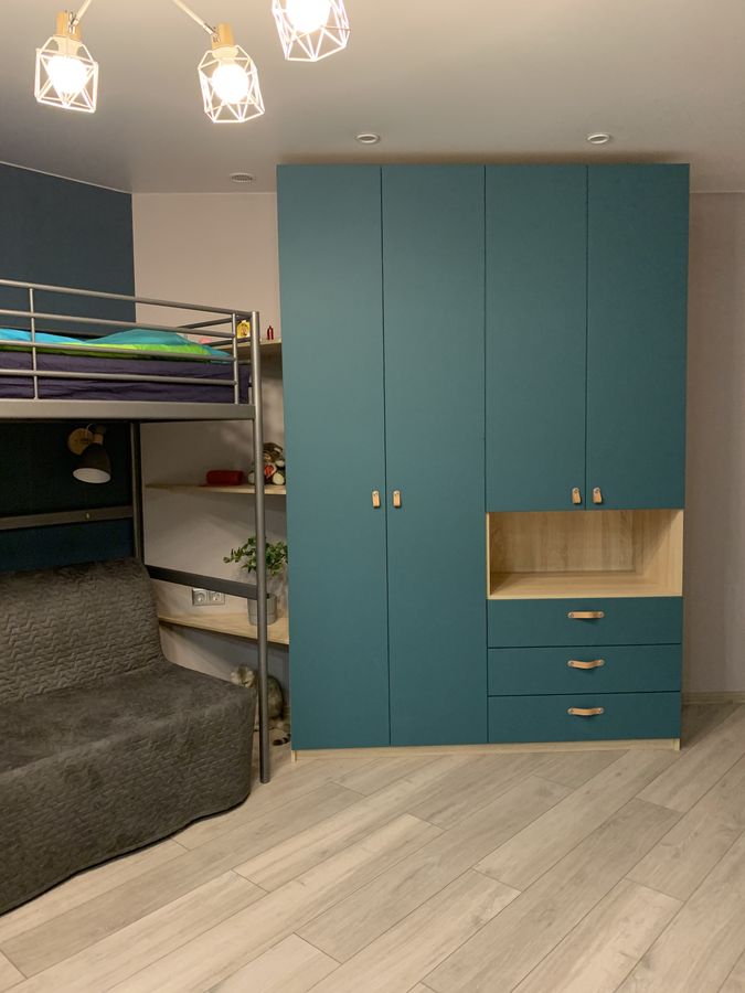 Шкаф распашной в детскую с угловыми полками