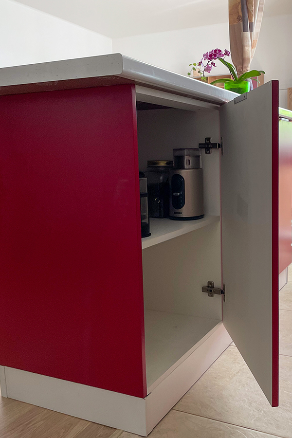 Яркая кухня с островом