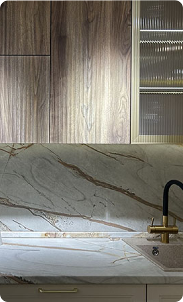 Кухня с фрезеровками  и стеклянными шкафами