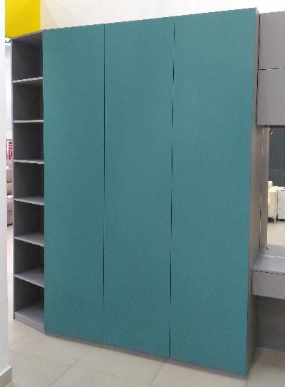 Шкаф в спальню с зелеными фасадами Шкаф в спальню с зелеными фасадами