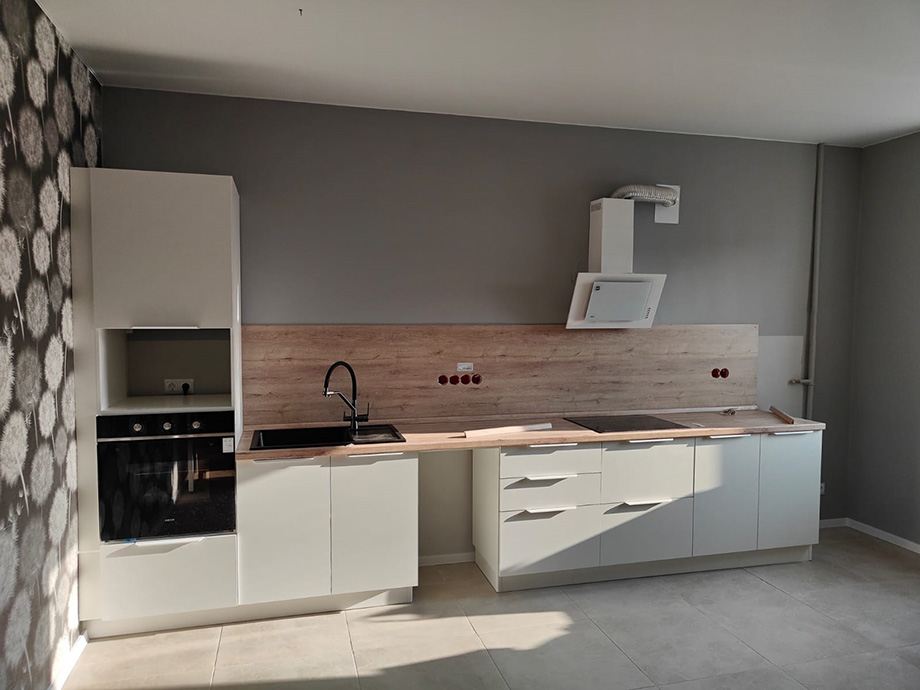 Прямая белая кухня