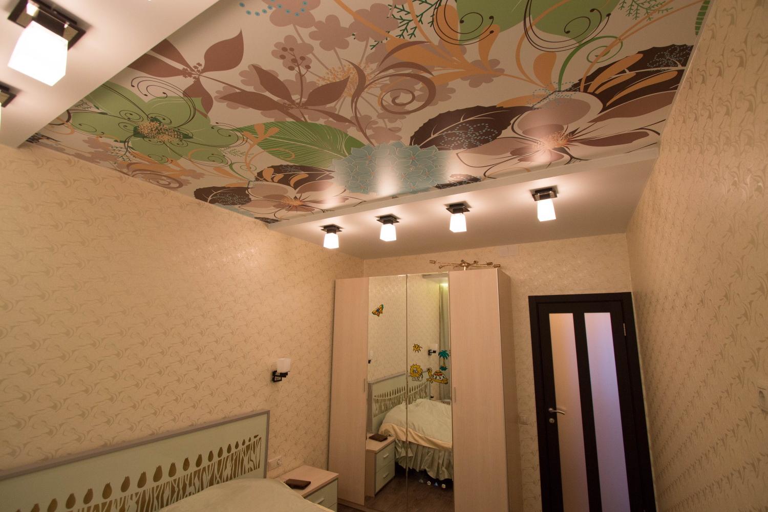 Потолок многоуровневый с фотопечатью в спальне