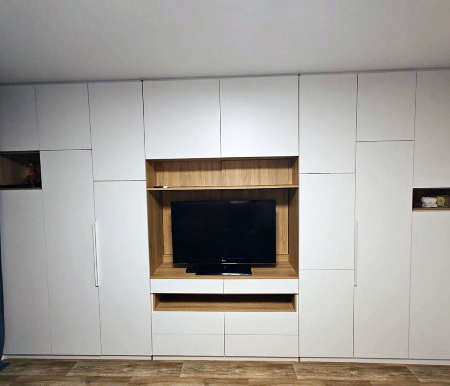 Большой белый шкаф