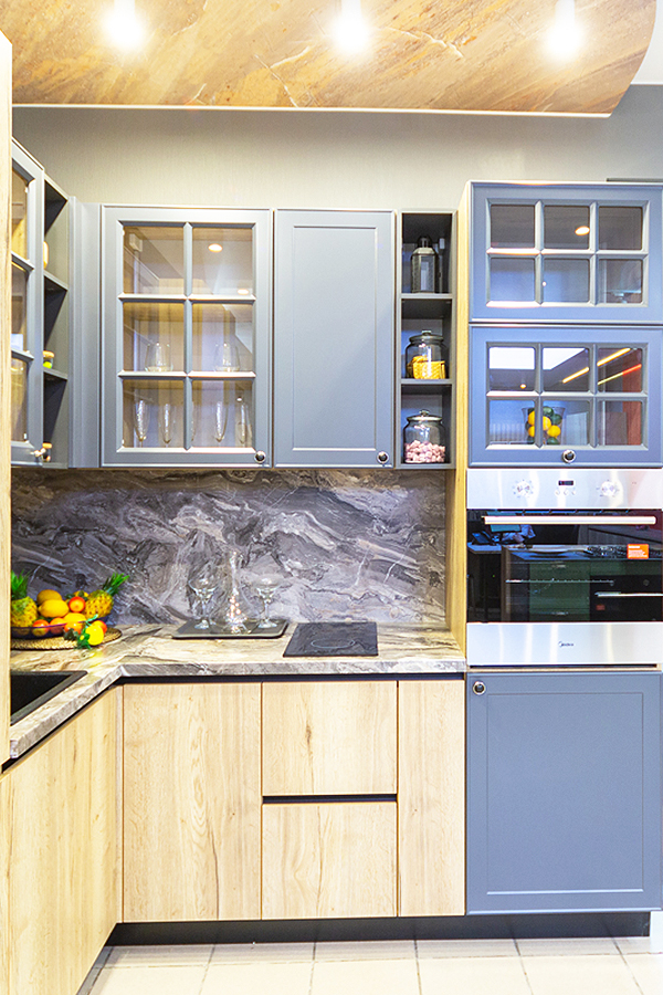 Угловая кухня с подсветкой