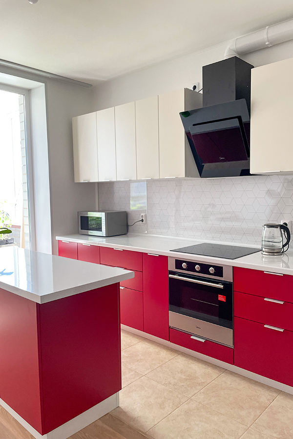 Яркая кухня с островом