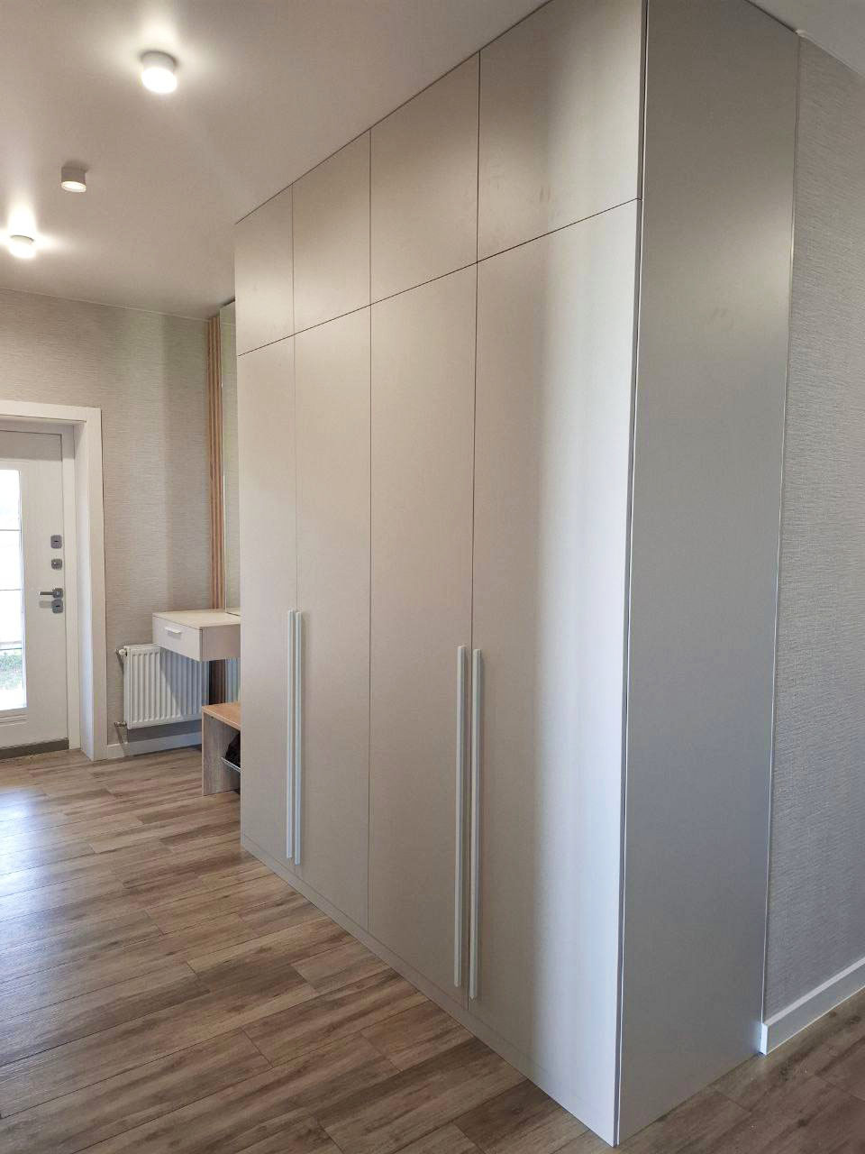 белый шкаф в прихожей