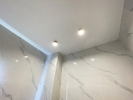 Натяжной потолок в ванную