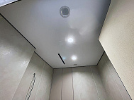 Натяжной потолок в ванную