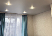 Натяжной потолок в гостиную