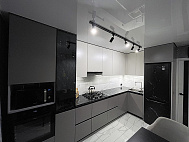 Глянцевый натяжной потолок с трековой системой 