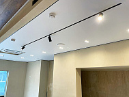 Потолок с трековой системой