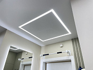 Потолок со световыми линиями и трековой системой