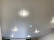 Натяжной потолок в гостиную