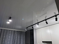 Глянцевый натяжной потолок с трековой системой 