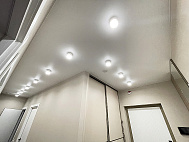 Натяжной потолок в прихожую