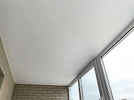 Натяжной потолок на балконе